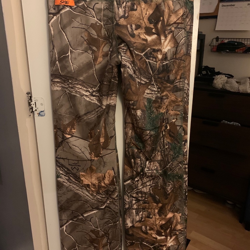Women’s camo pants and long-sleeve hoodie top. - Picture 5 of 7